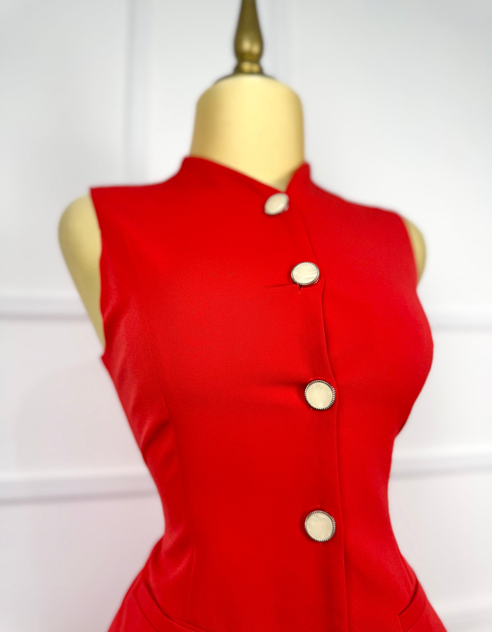Vestido rojo con botones perla