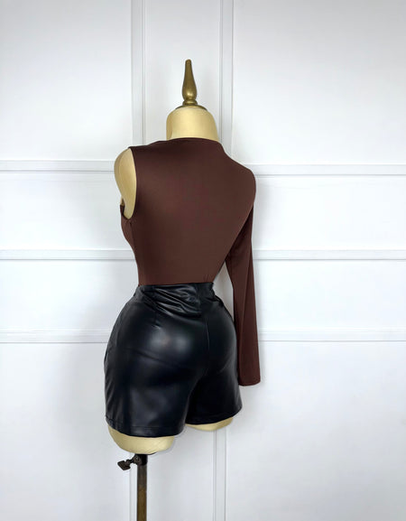 Short negro vinipiel