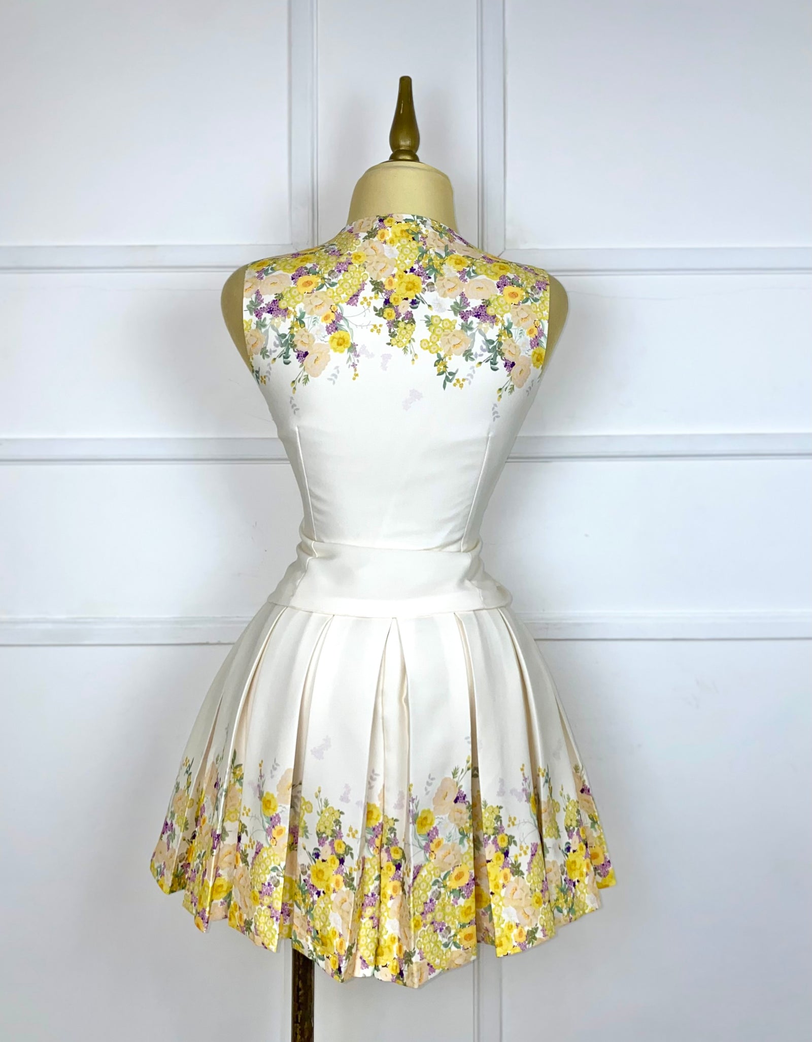 Vestido beige plisado con flores