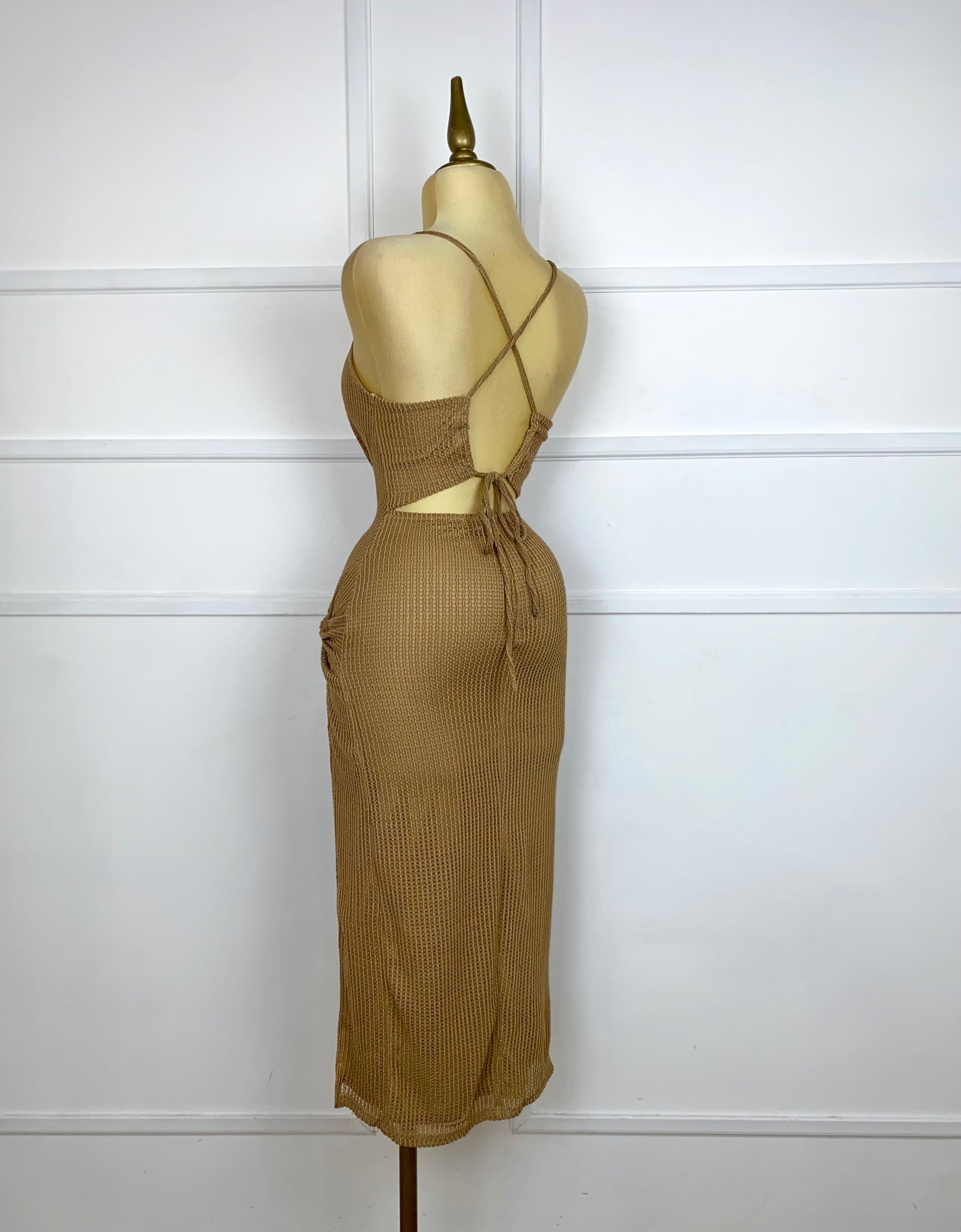 Vestido café tejido con abertura