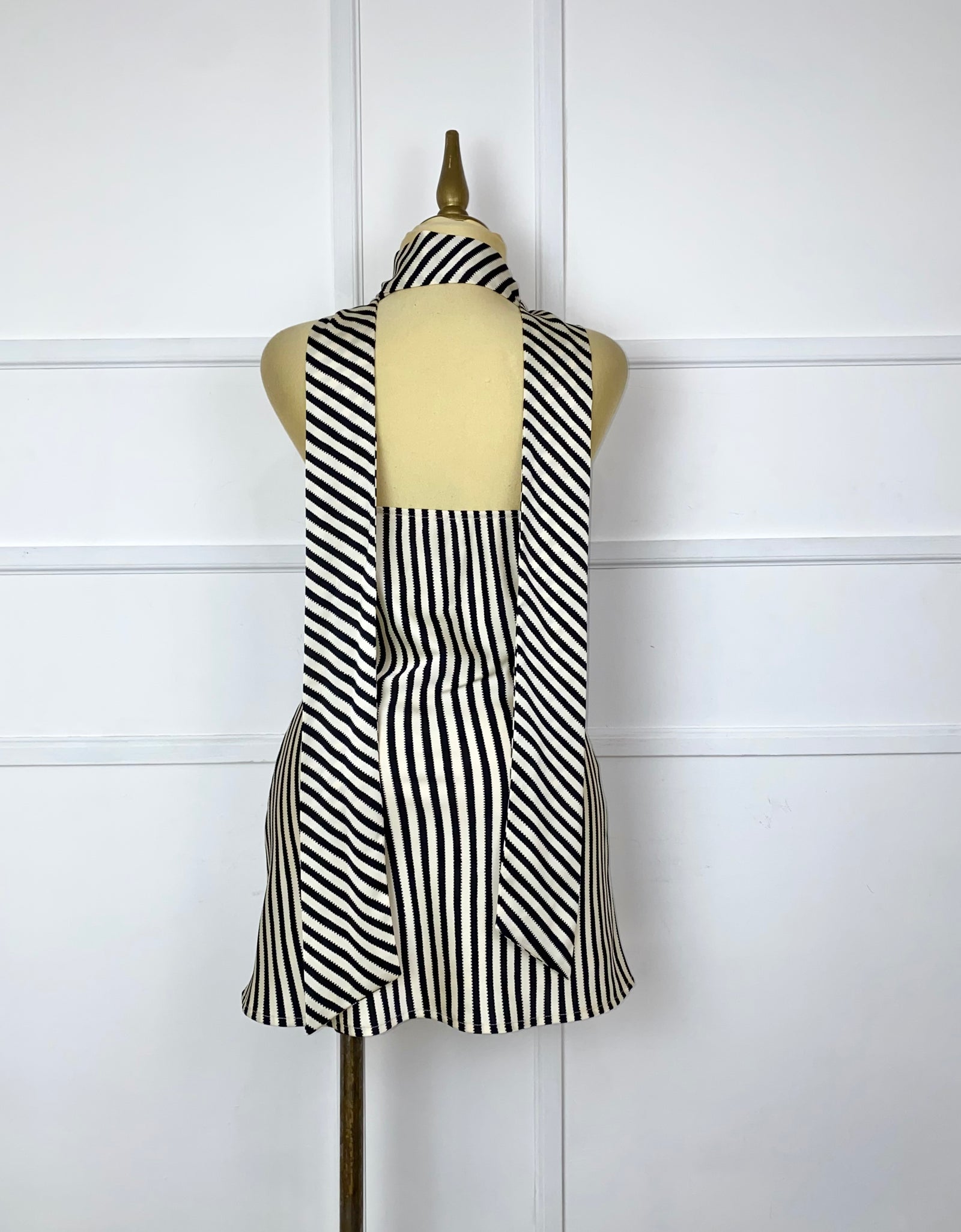 Vestido corto con líneas