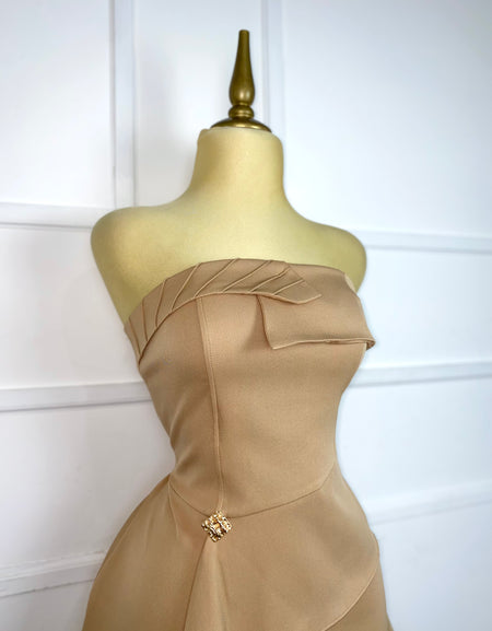 Vestido kaki strapless asimétrico