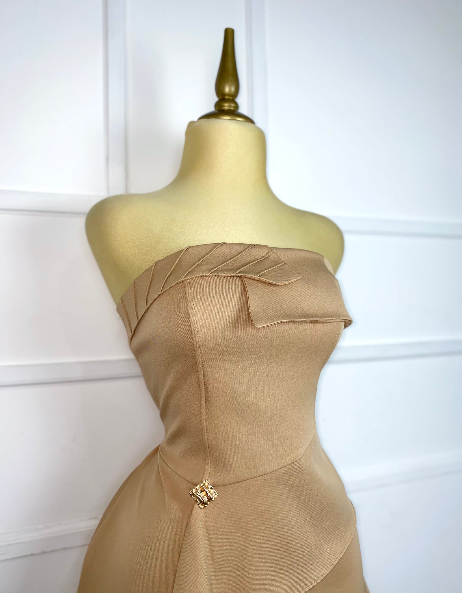 Vestido kaki strapless asimétrico