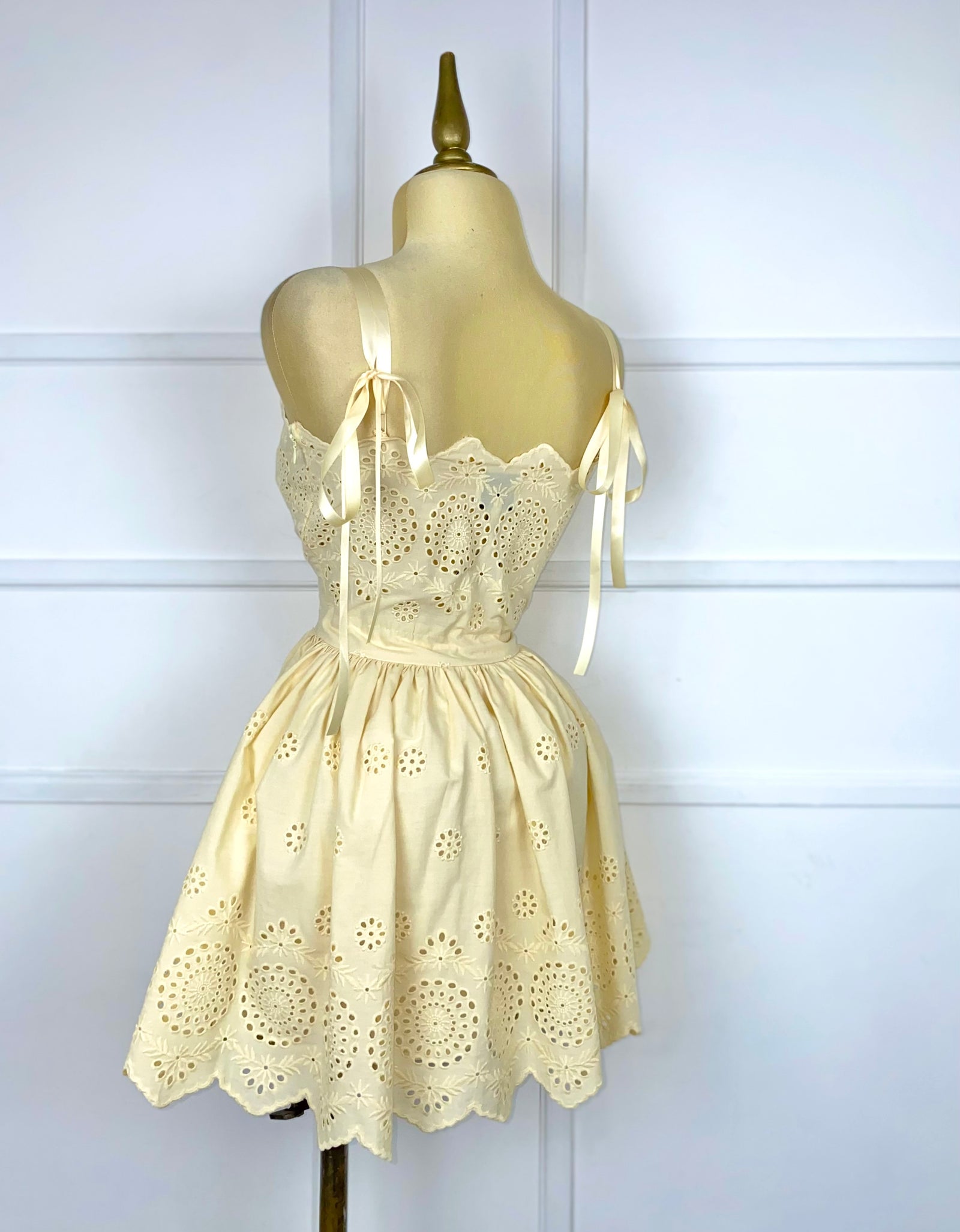 Vestido amarillo guipur con listones