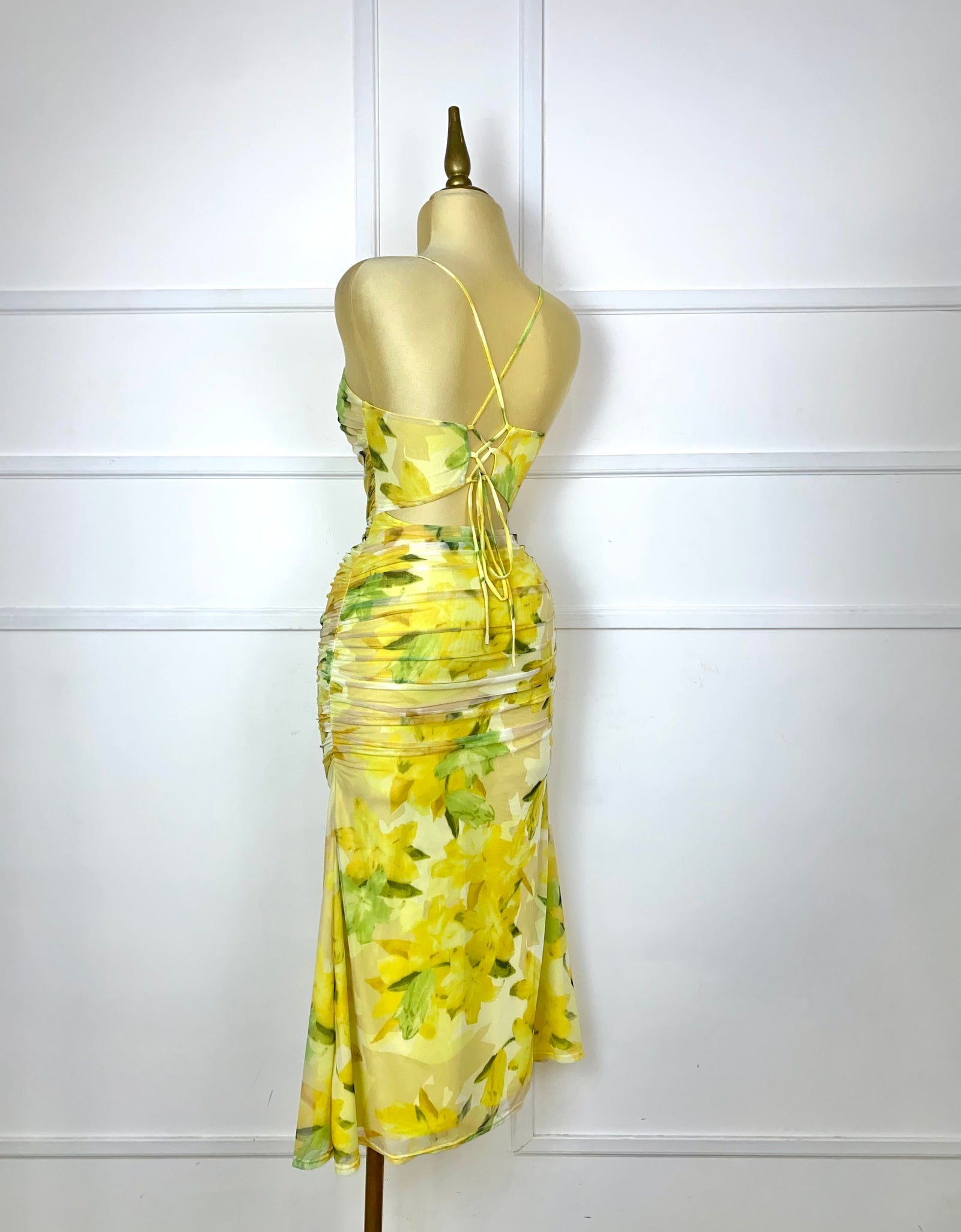 Vestido midi amarillo con flores