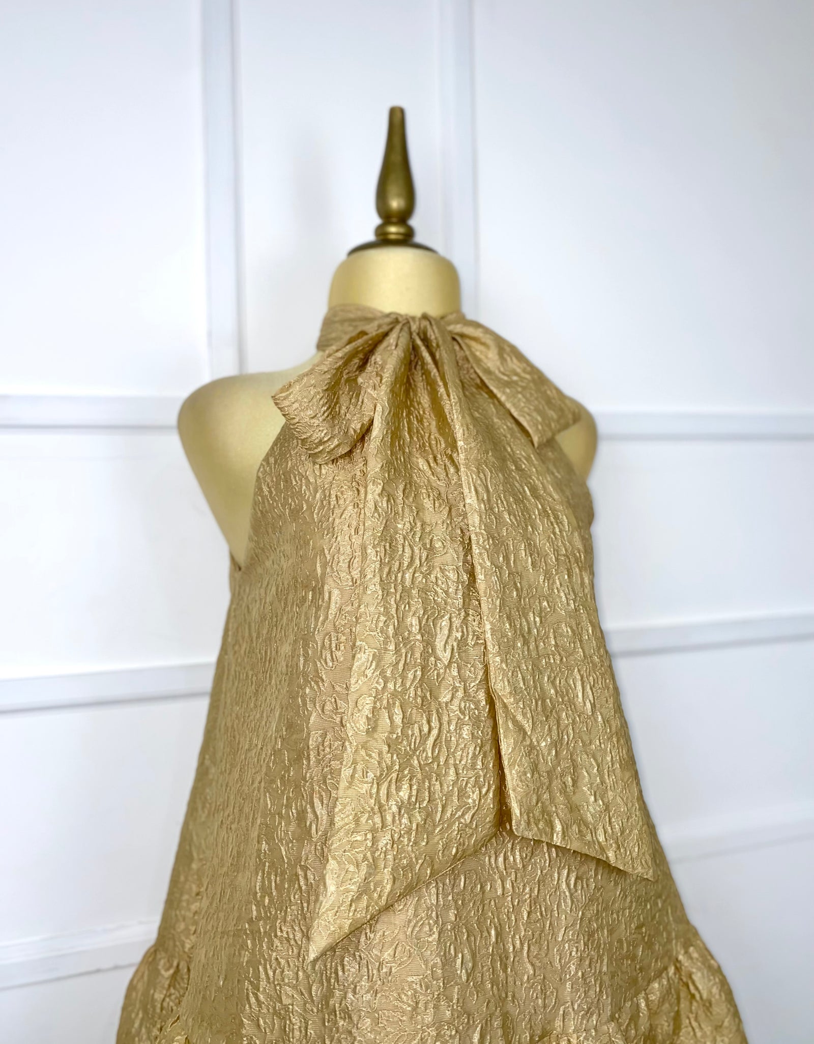 Vestido dorado con listón