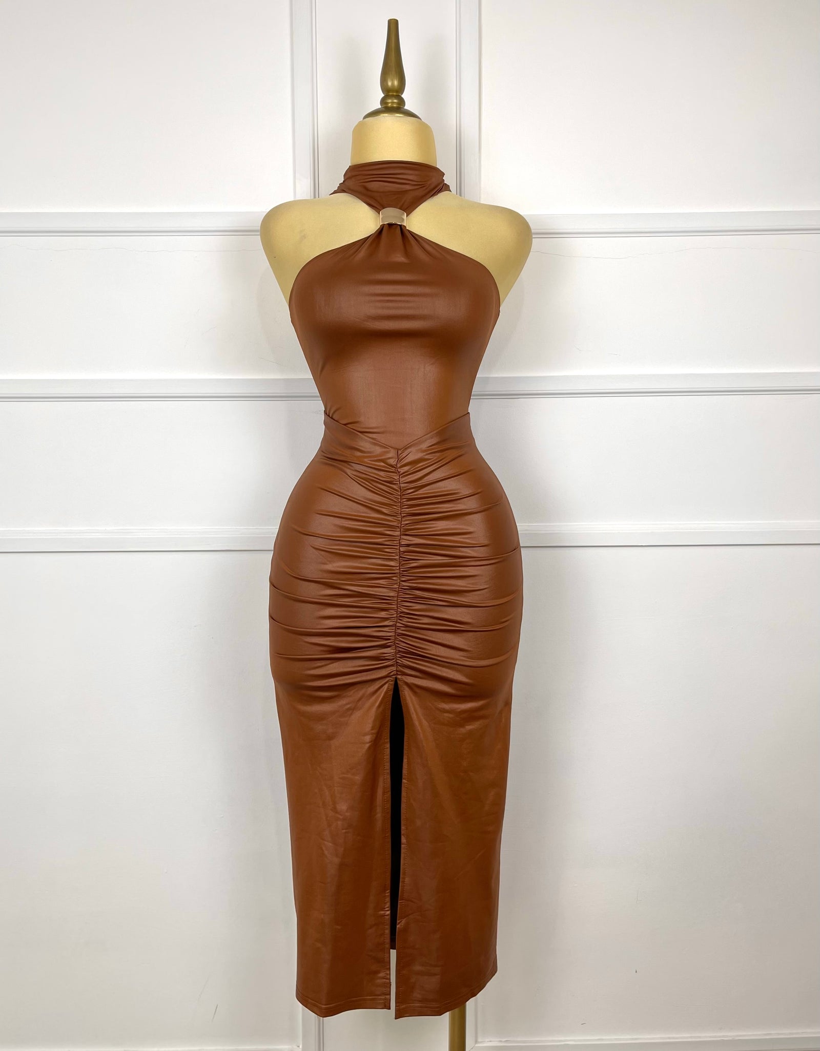 Vestido café midi drapeado vinipiel