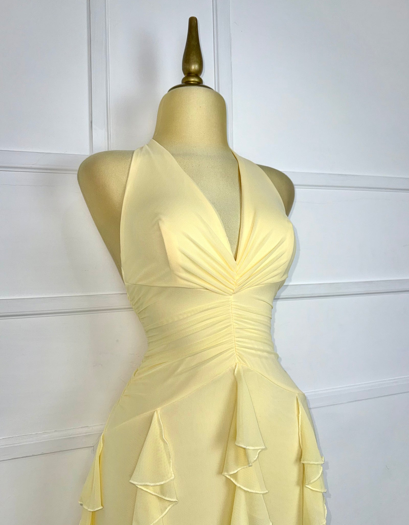 Vestido largo amarillo con olanes