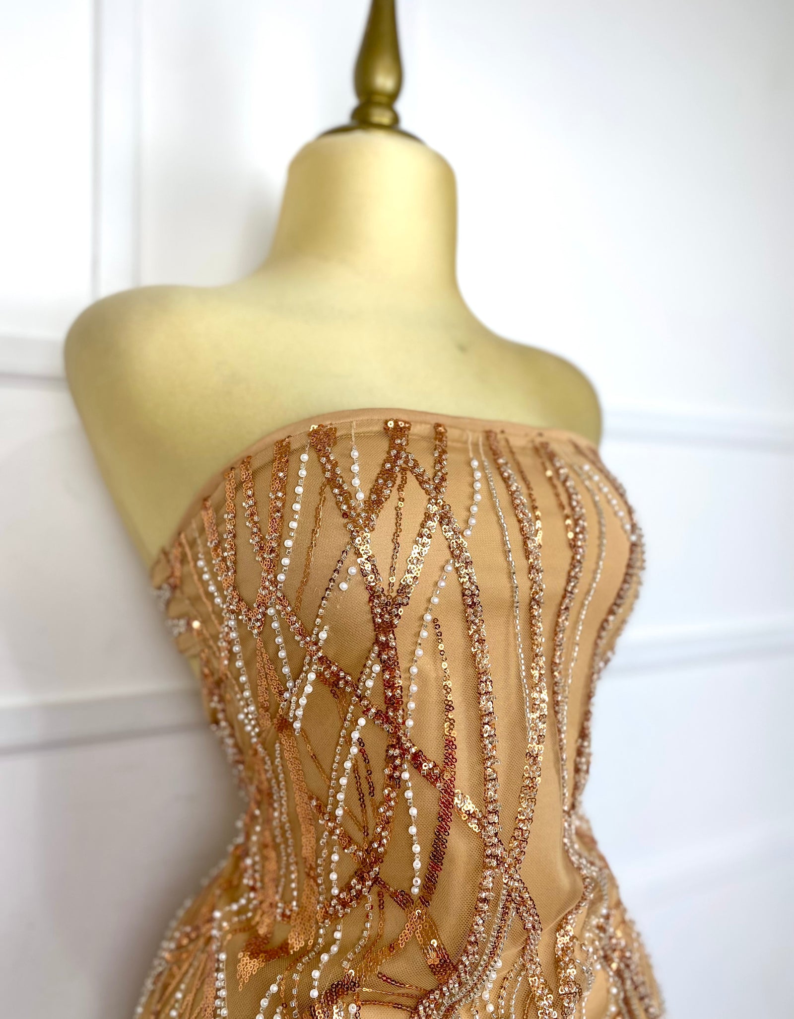 Vestido strapless con lentejuelas y pedrería