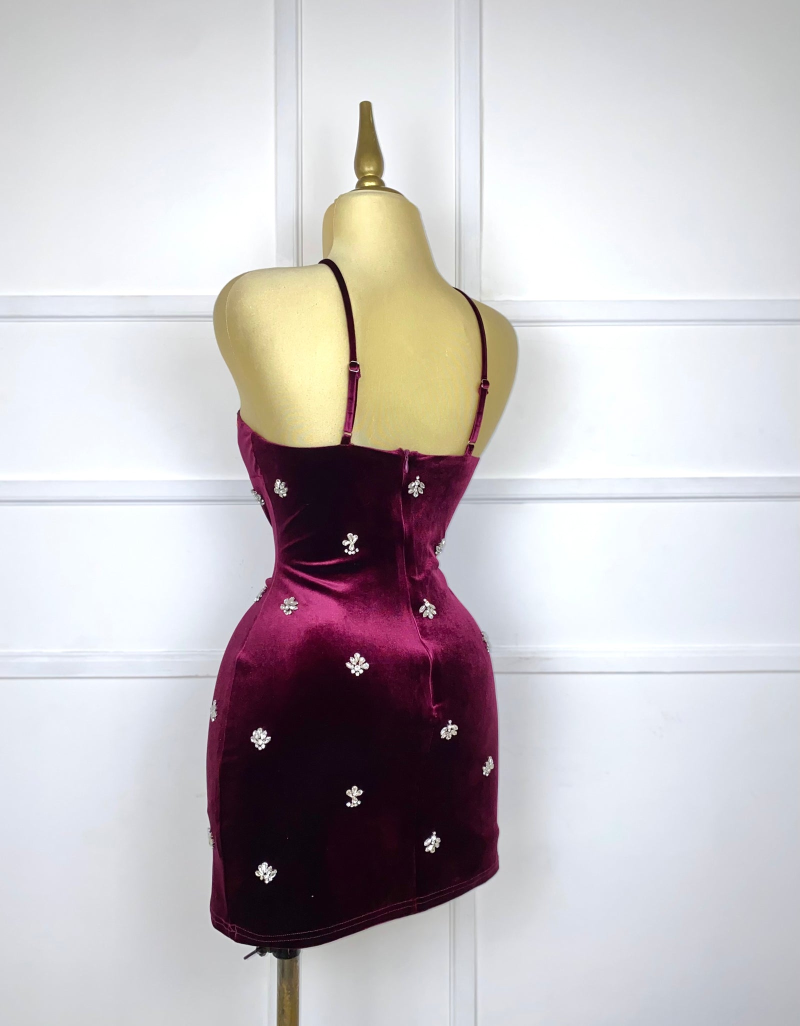 Vestido tinto terciopelo con pedrería
