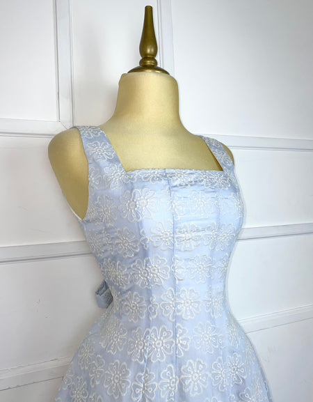 Vestido azul cielo flores beige tejidas