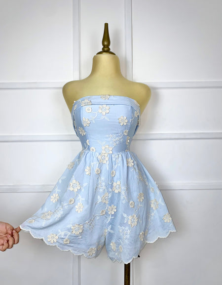 Jumper azul cielo strapless con flores