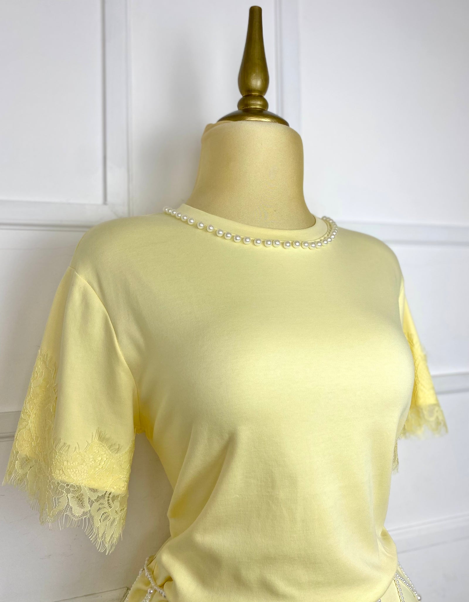 Blusón amarillo con perlas