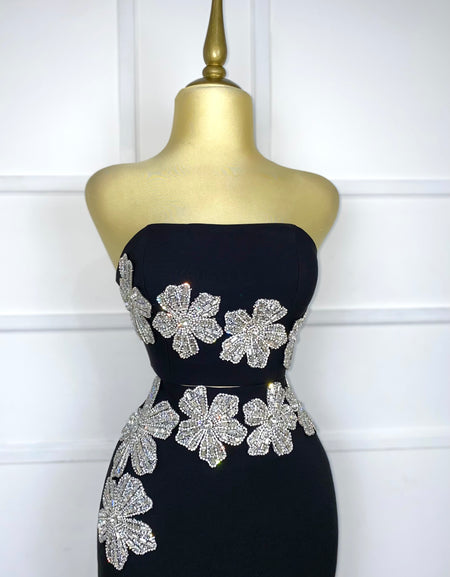 Set negro con flores de pedrería