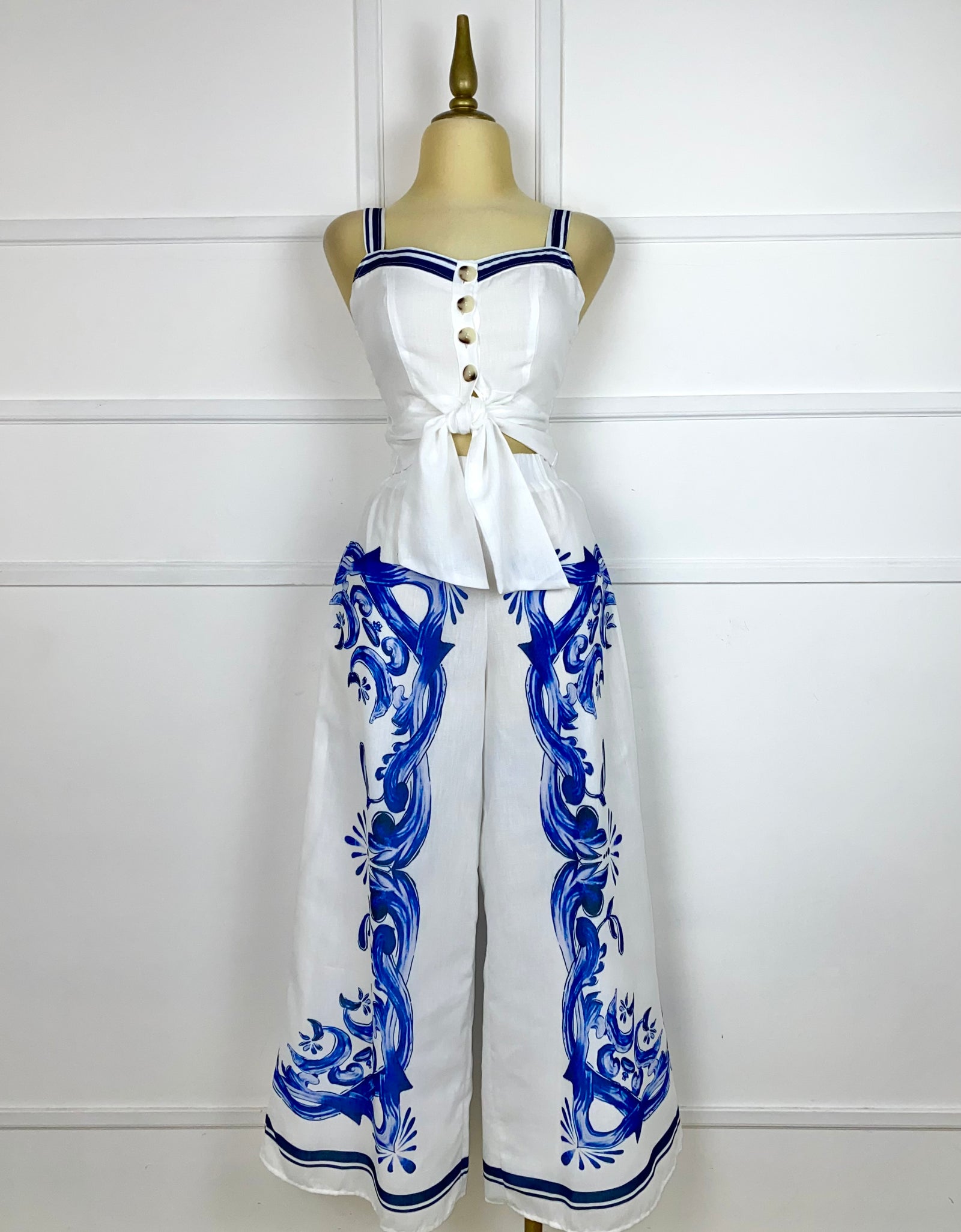 Set blanco tipo lino con estampado azul