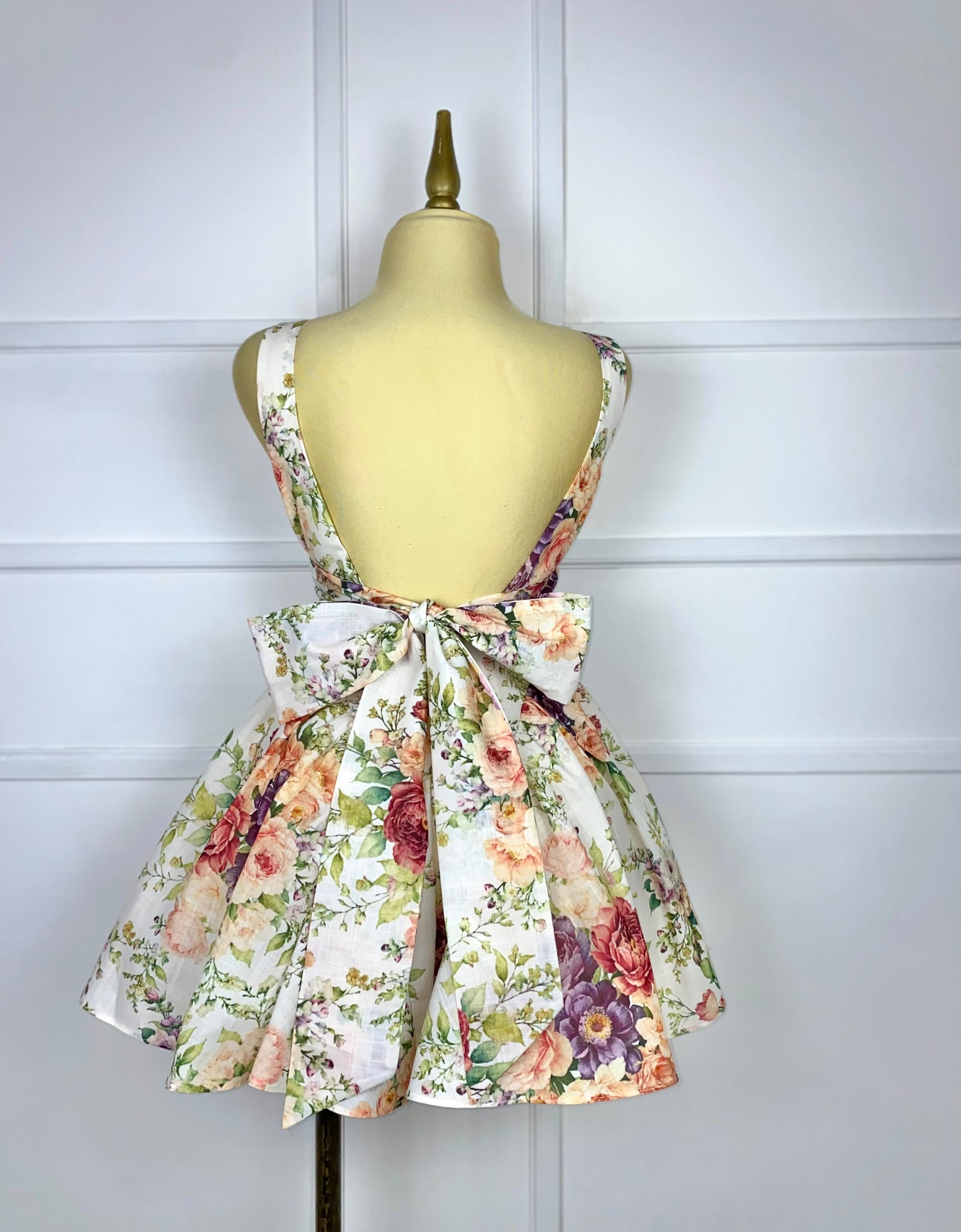 Vestido corto con estampado de flores