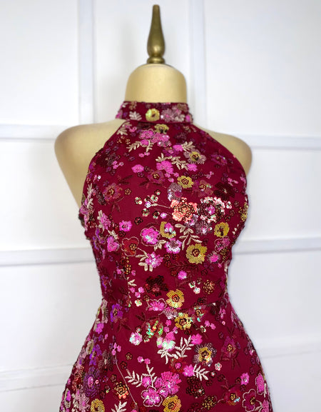 Vestido tinto lentejuelas y flores