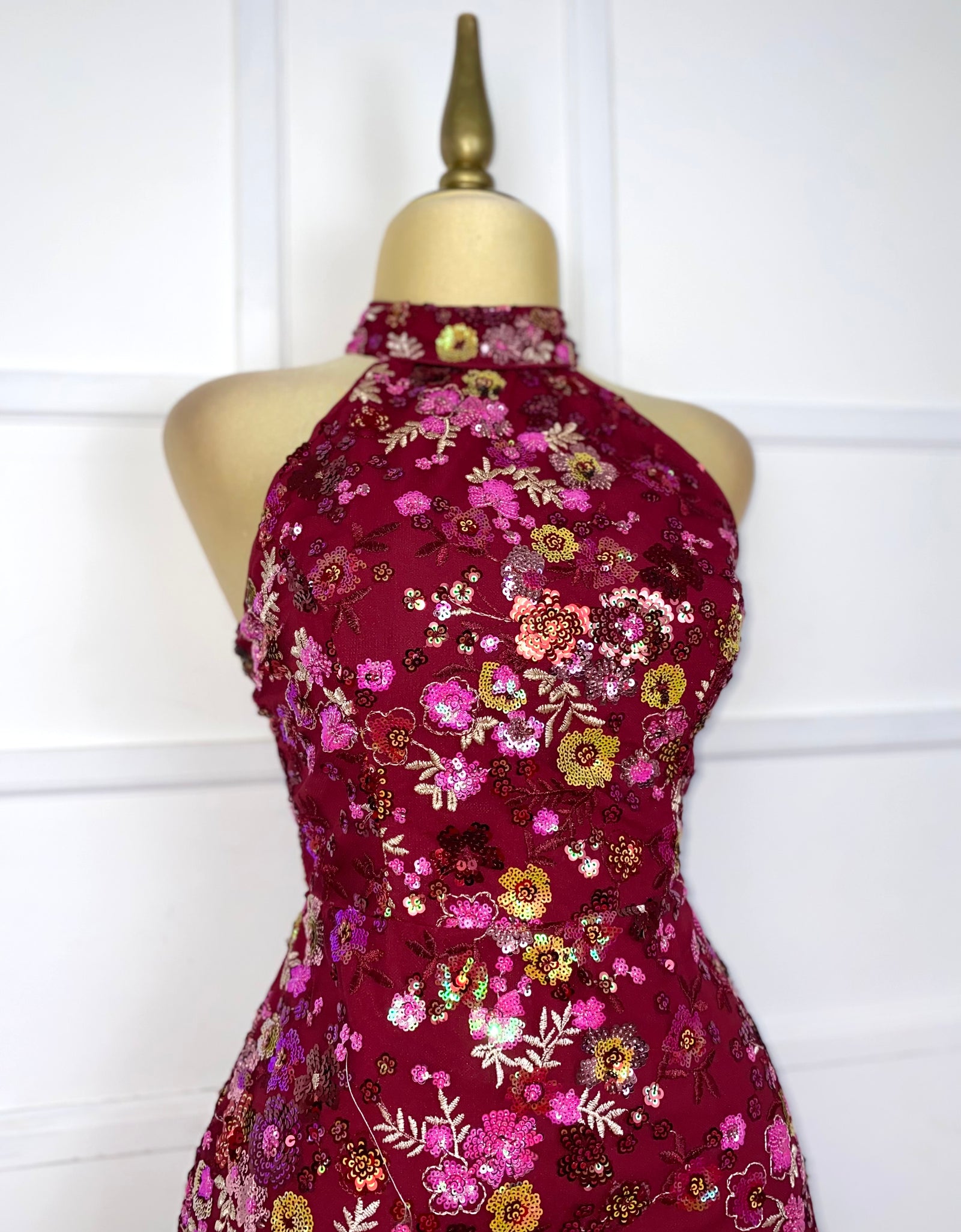 Vestido tinto lentejuelas y flores