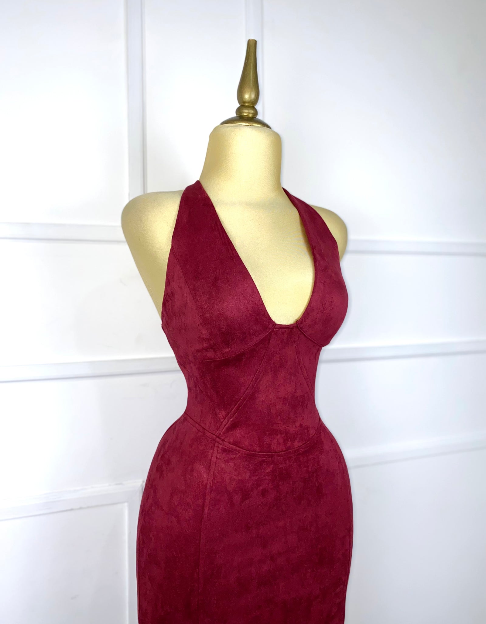 Vestido tinto halter gamuza