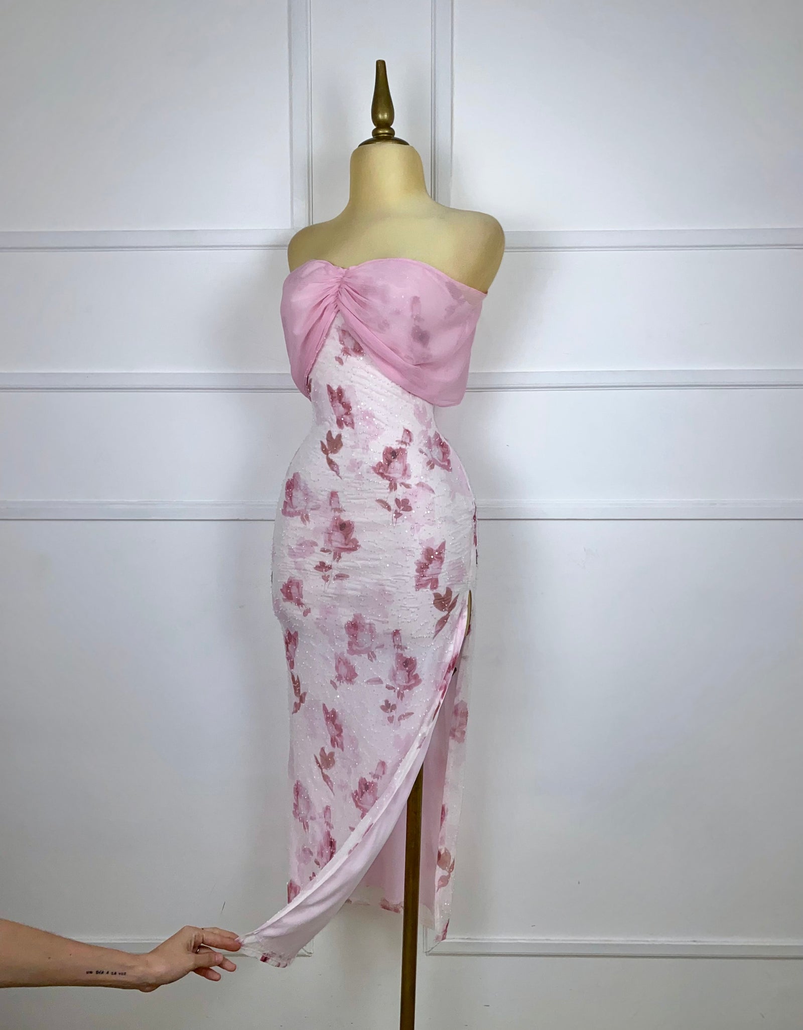 Vestido midi rosa con chaquiras