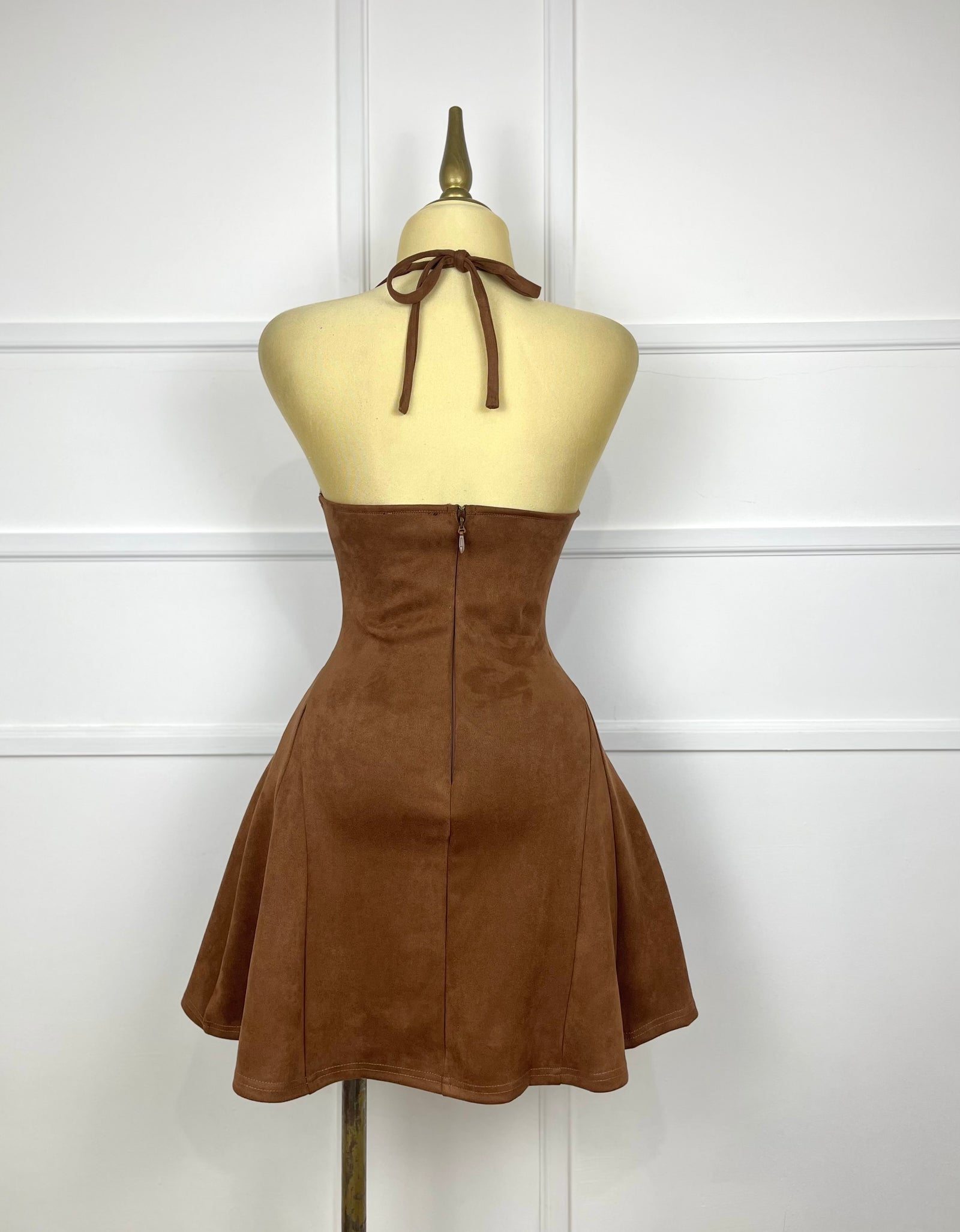 Vestido corto café de gamuza