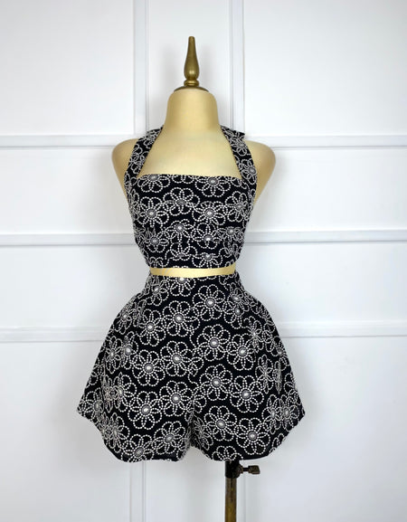 Set negro con flores blancas