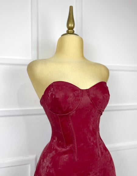Vestido tinto strapless vinipiel