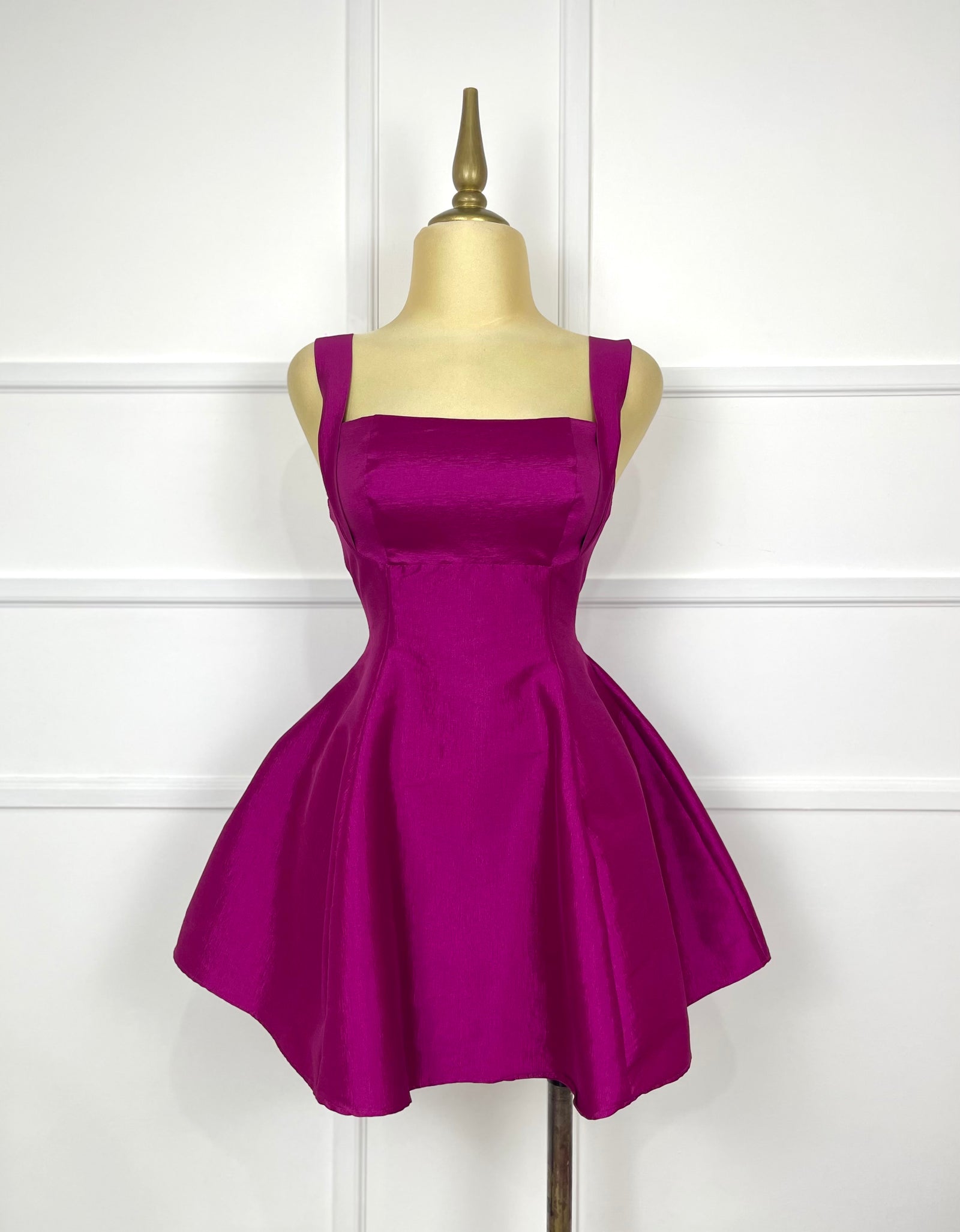 Vestido corto magenta con listones