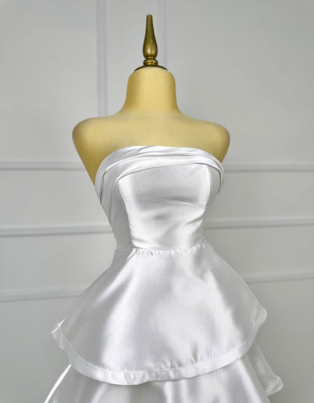 Vestido blanco strapless con olan