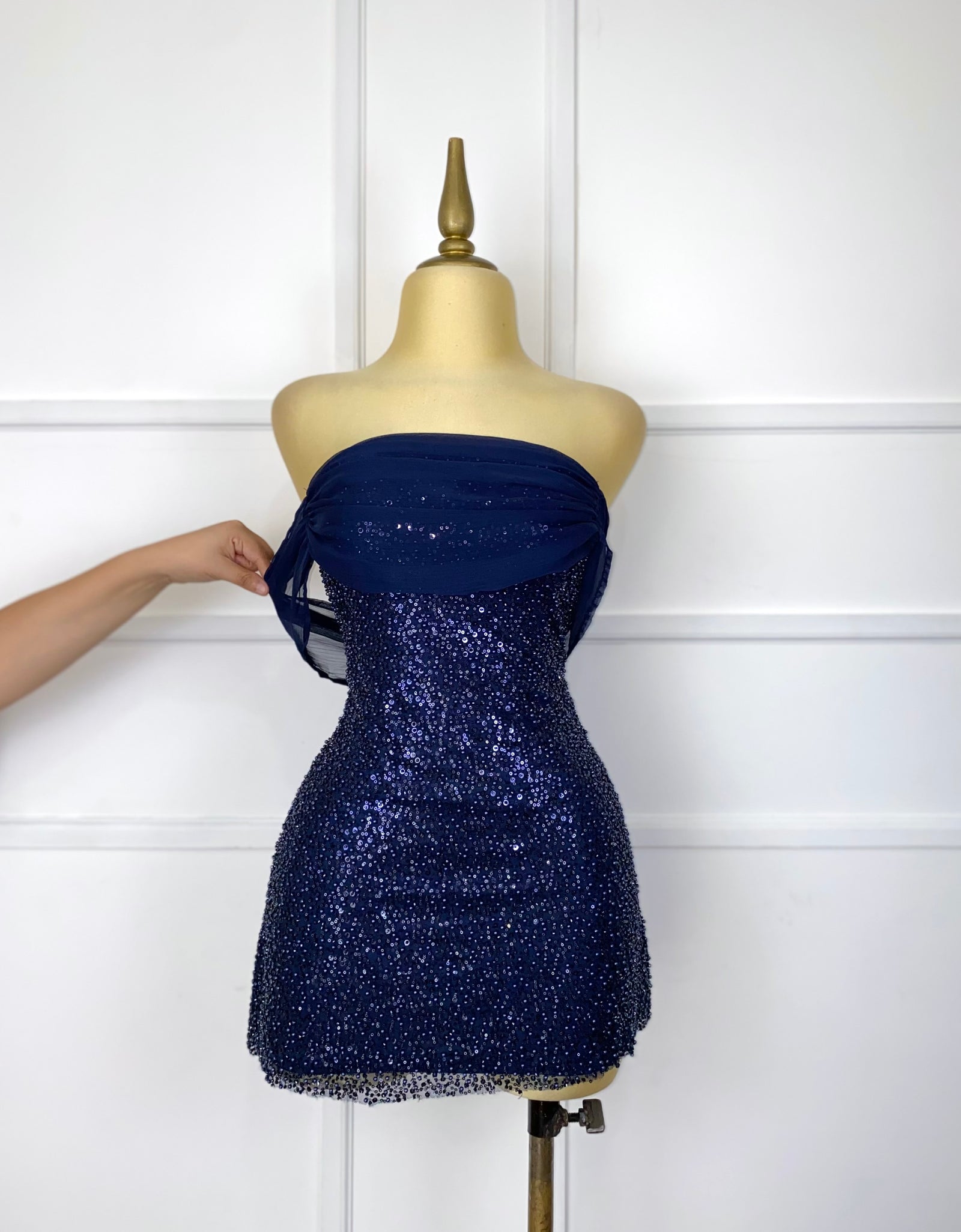 Vestido azul strapless con chaquira