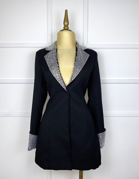 Vestido tipo blazer negro con pedrería plata