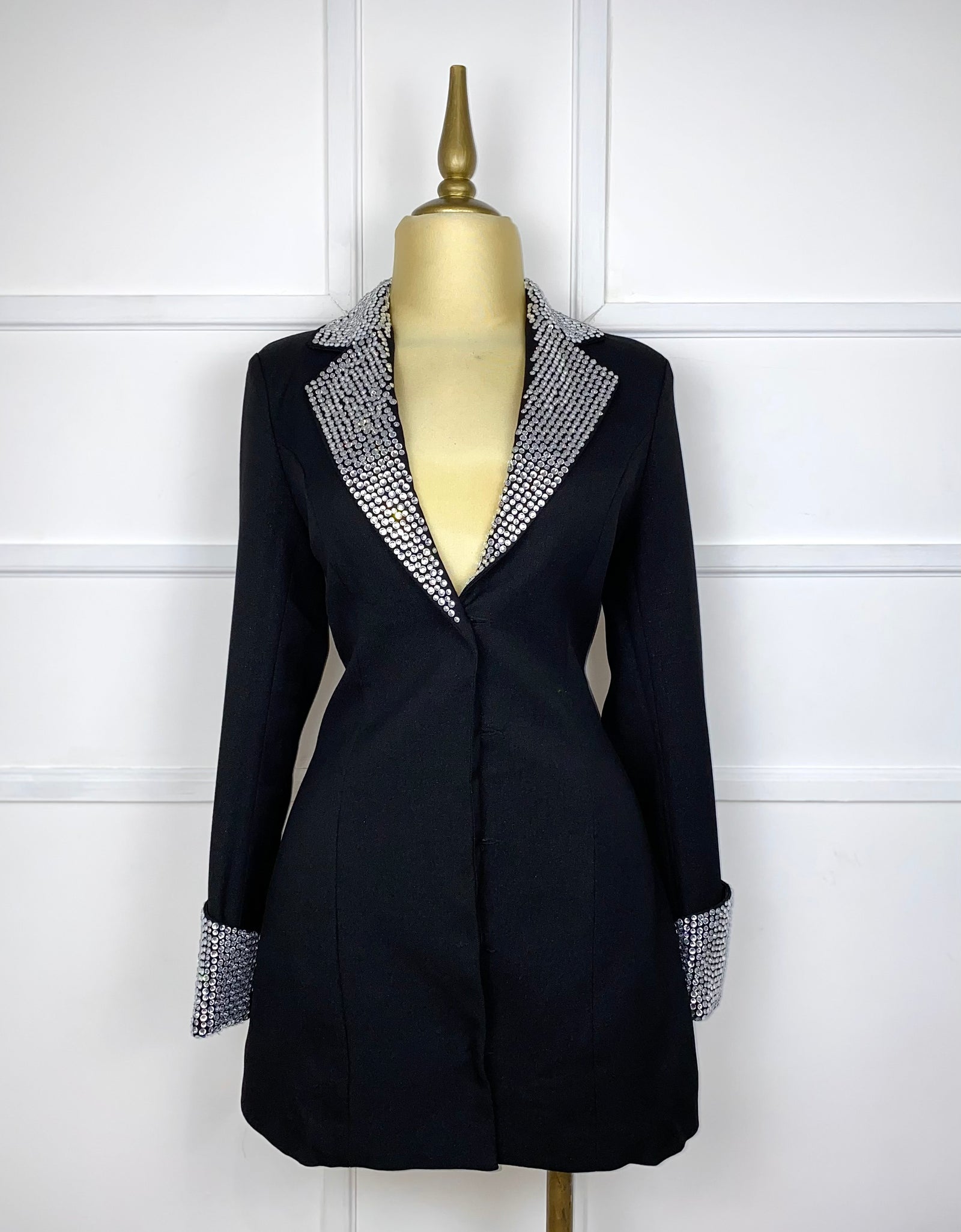 Vestido tipo blazer negro con pedrería plata