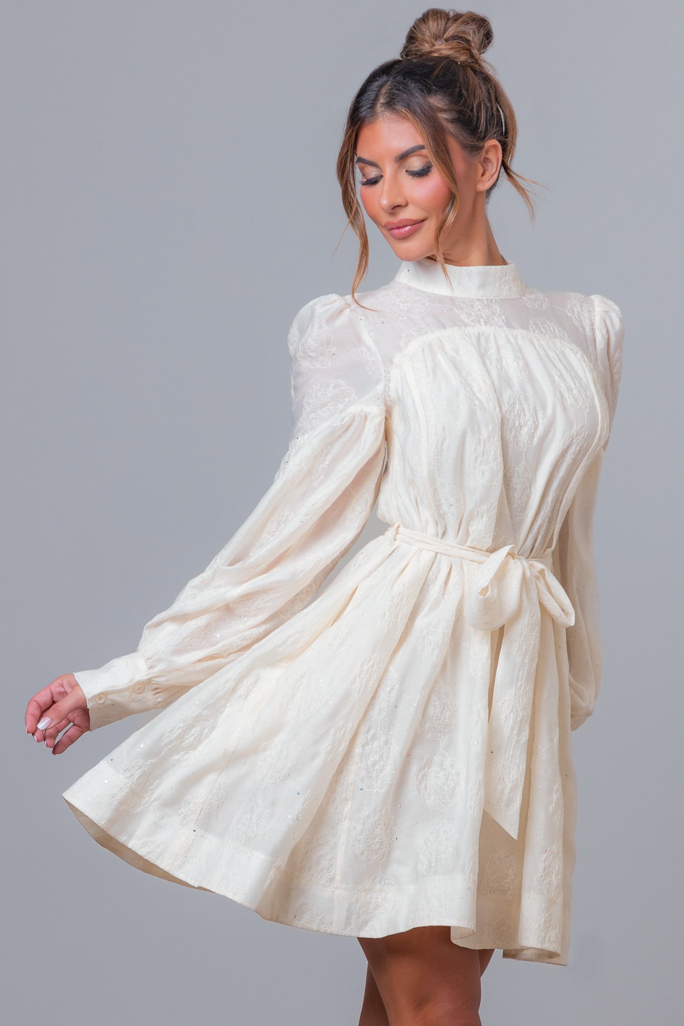 Vestido crema con brillitos y listón