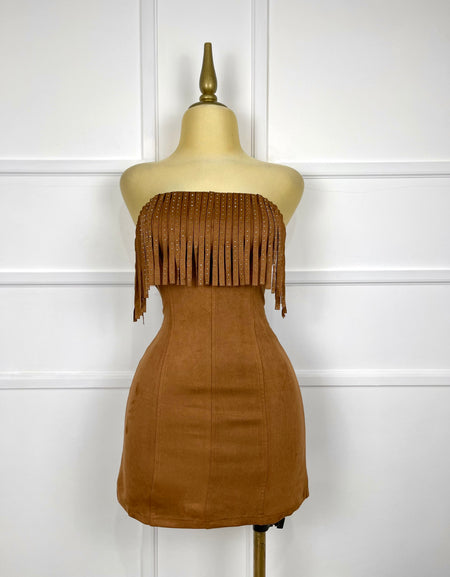 Vestido café strapless con flecos