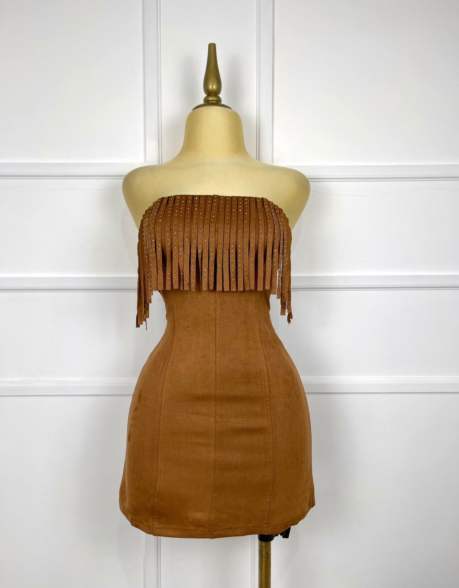 Vestido café strapless con flecos