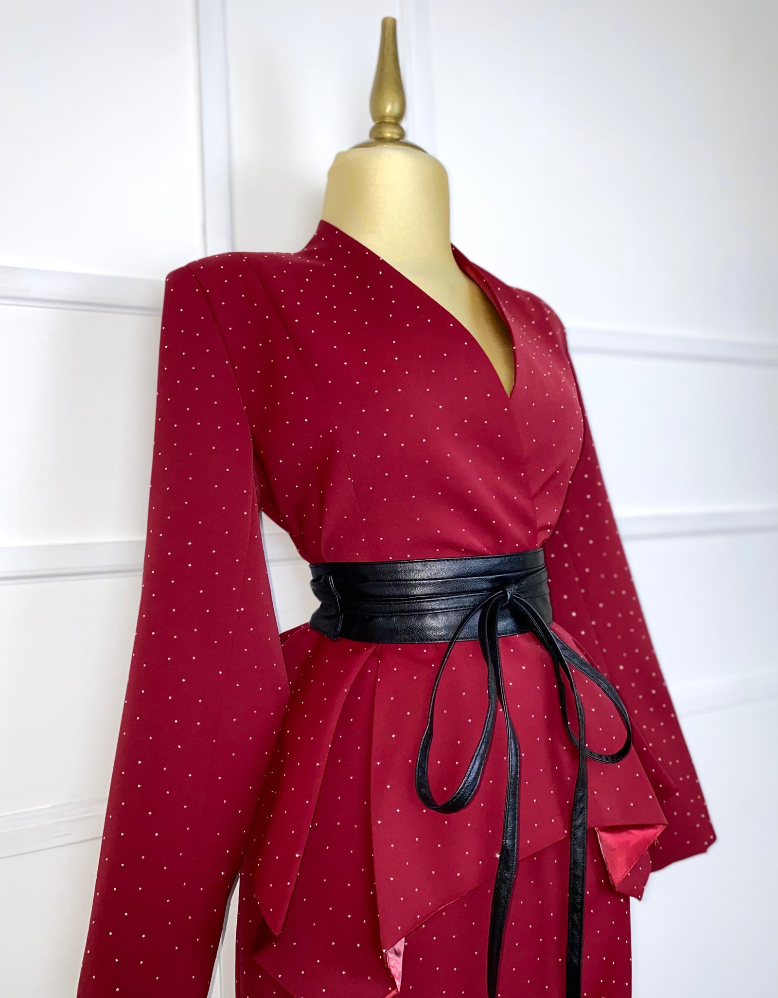 Set tinto con pedrería y cinto