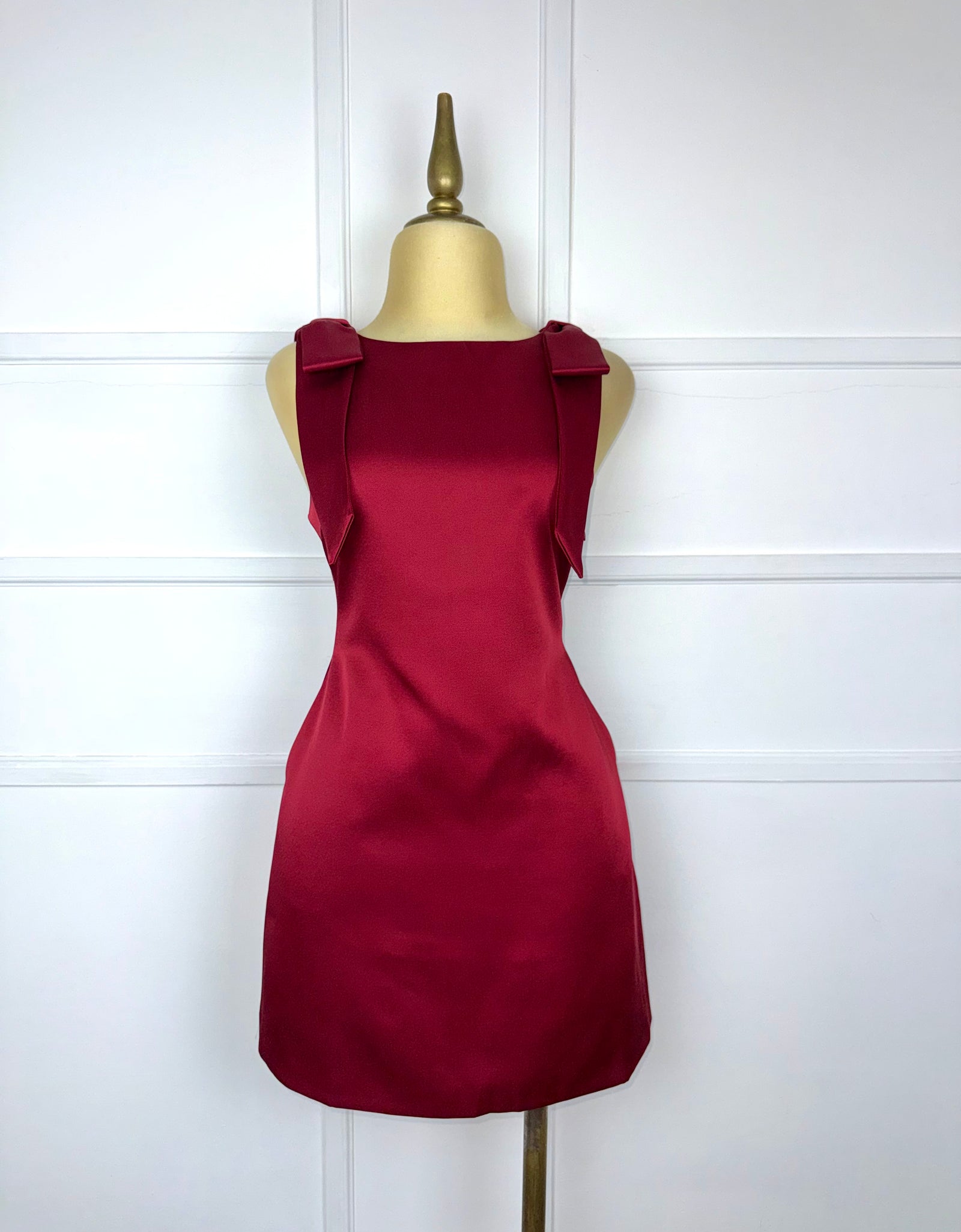 Vestido tinto satín con moños
