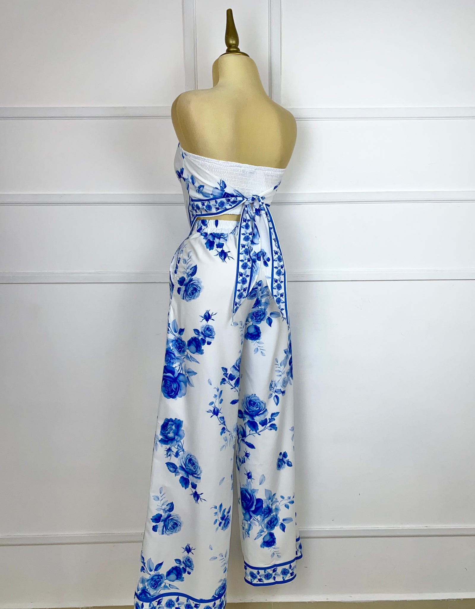 Set blanco con flores azules