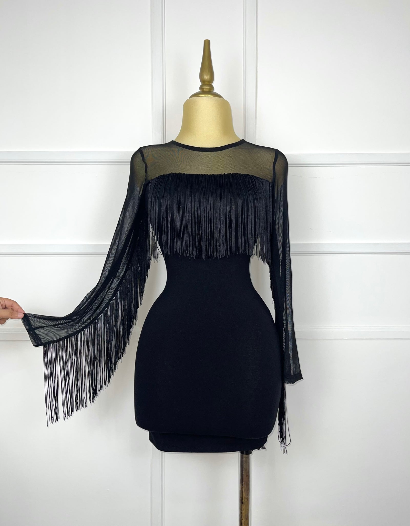 Vestido negro corto con flecos