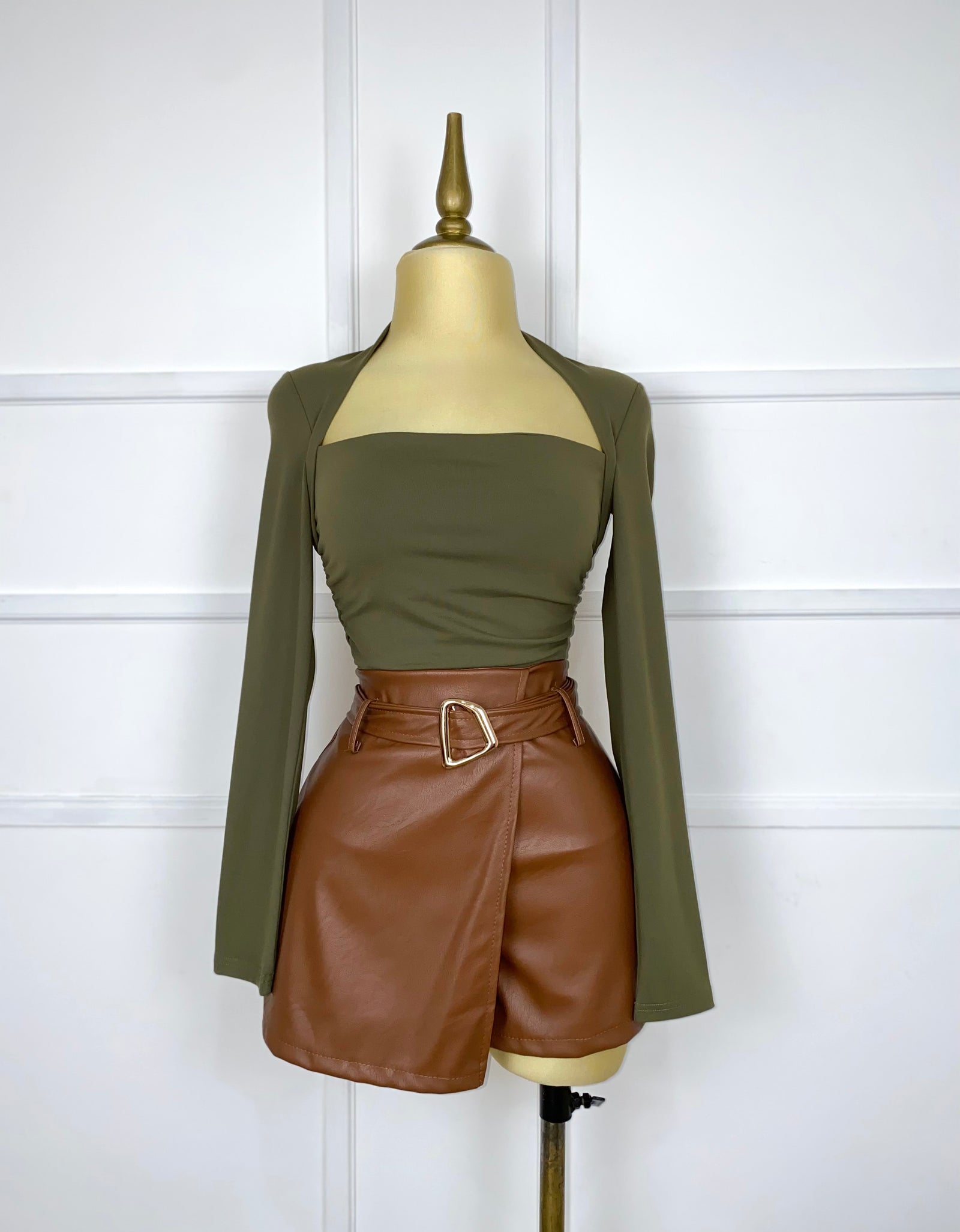 Short camel vinipiel con cinto