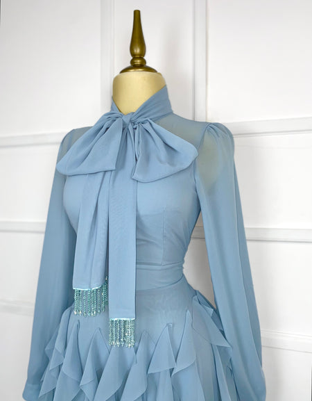 Vestido azul largo tipo gasa con olanes
