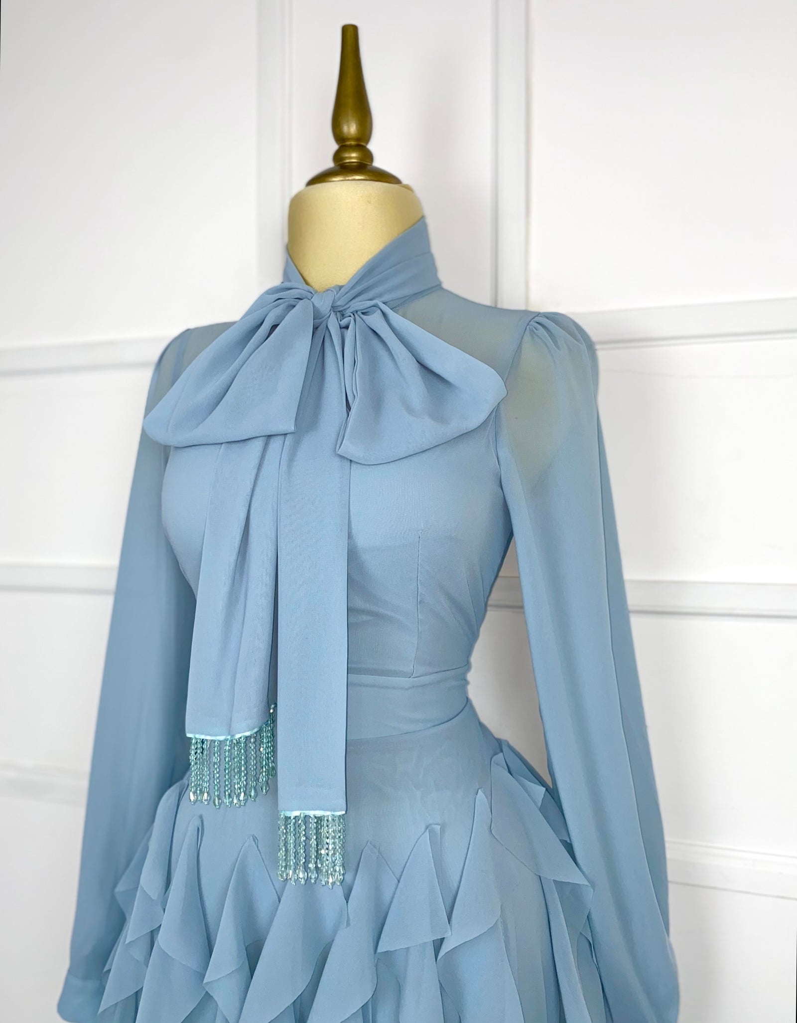 Vestido azul largo tipo gasa con olanes