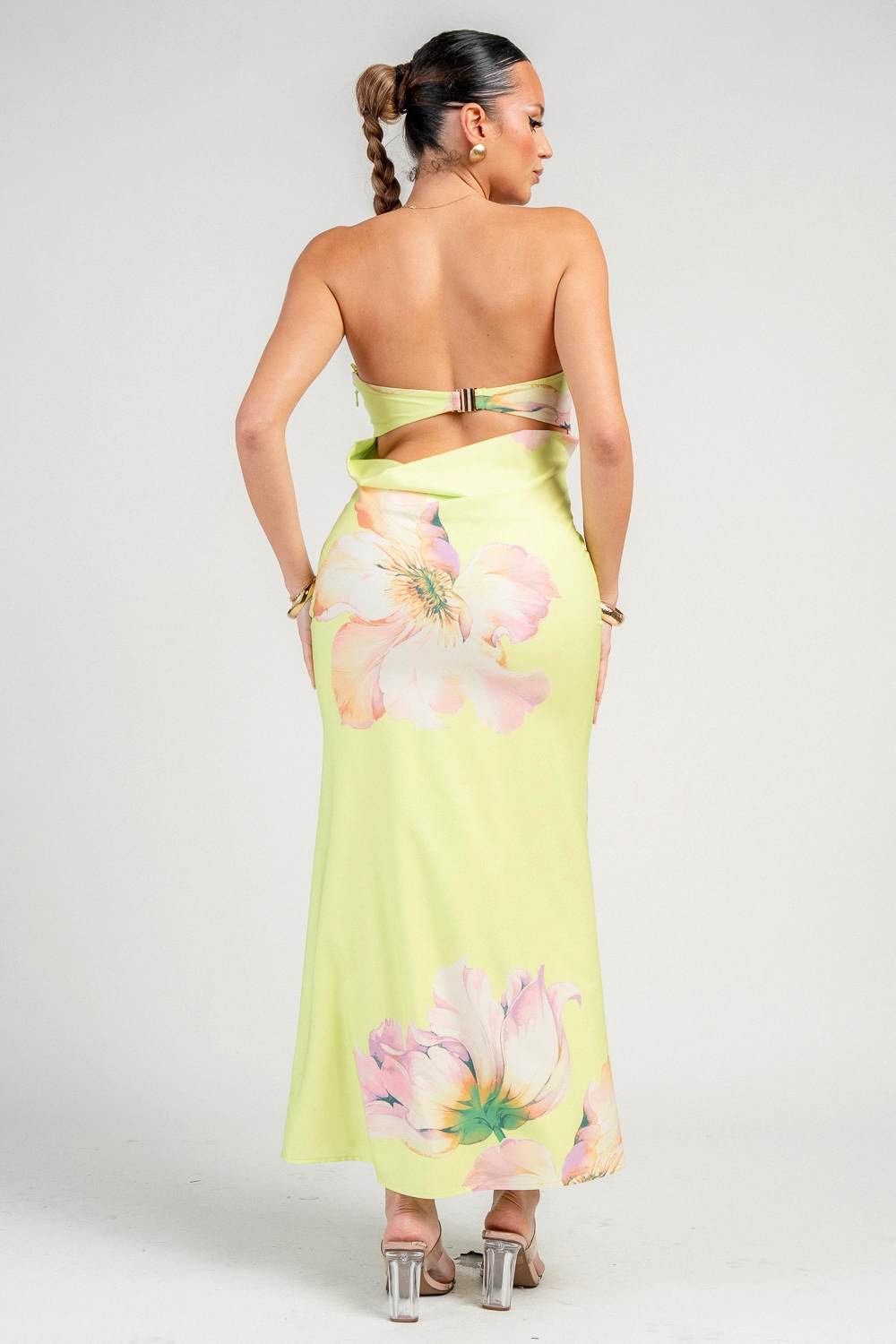 Vestido verde strapless con escote en espalda
