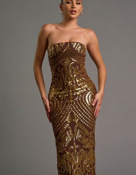 Vestido café con lentejuelas doradas