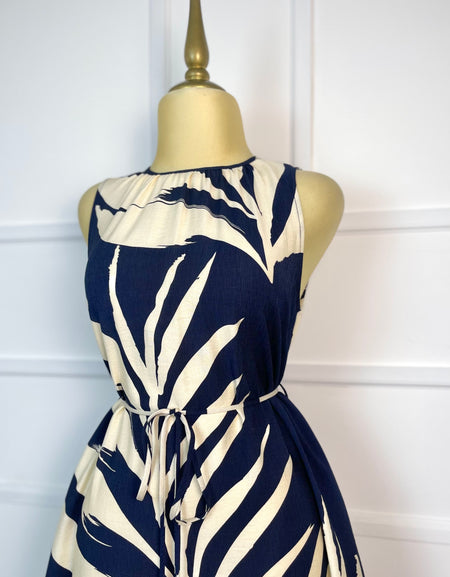 Vestido beige con estampado azul marino