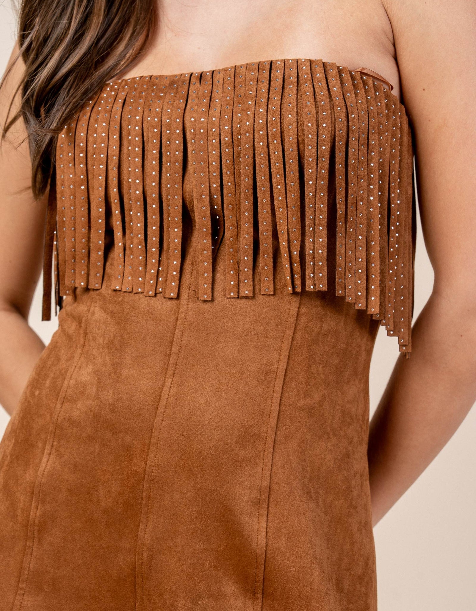 Vestido café strapless con flecos
