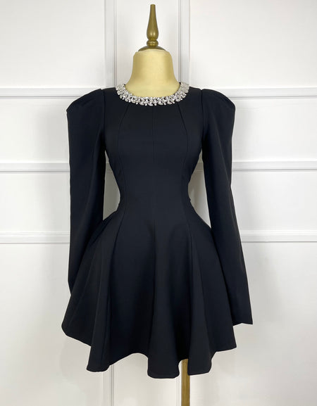 Vestido negro manga larga con pedrería