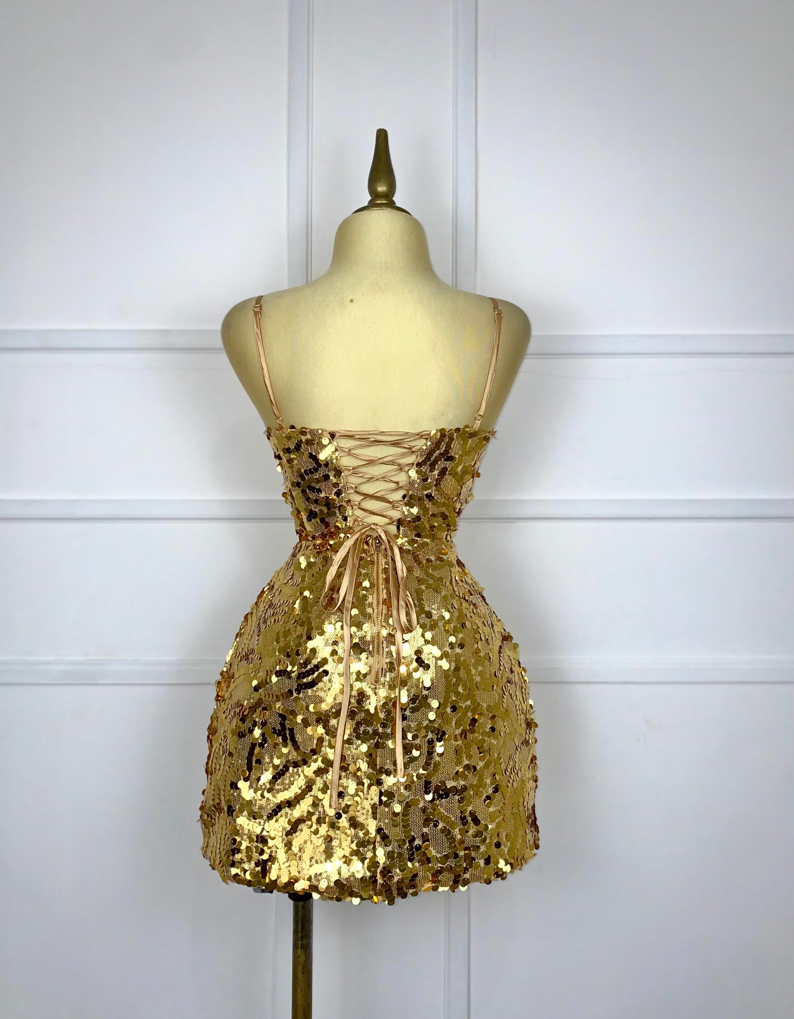 Vestido dorado lentejuela con listones