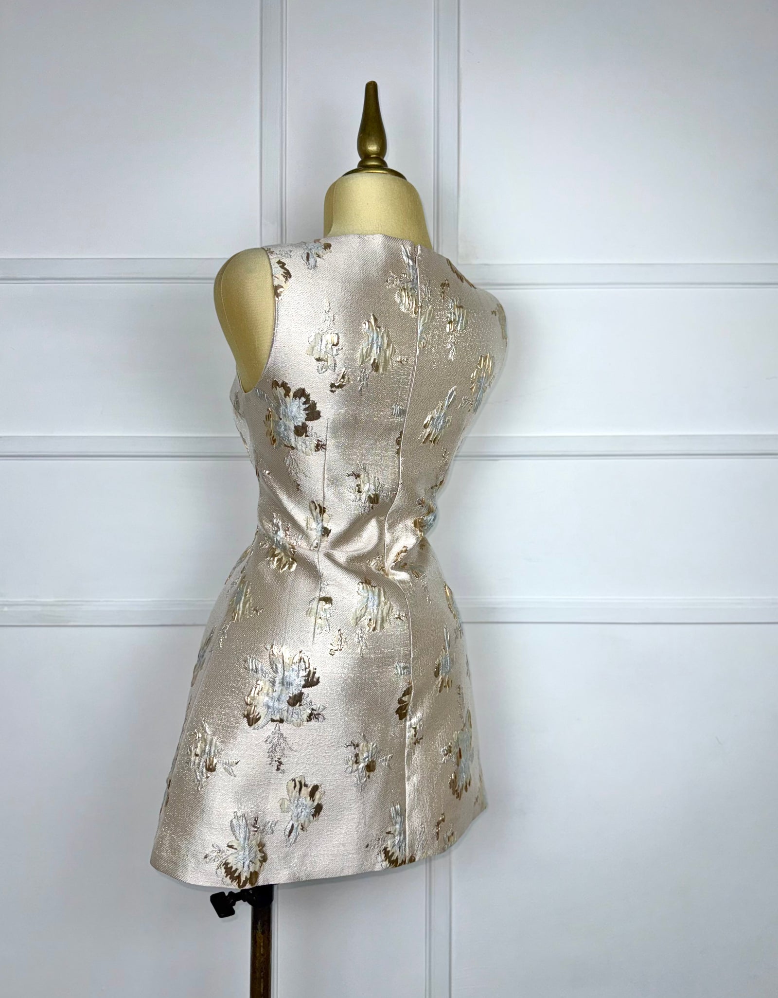 Vestido corto con brocado