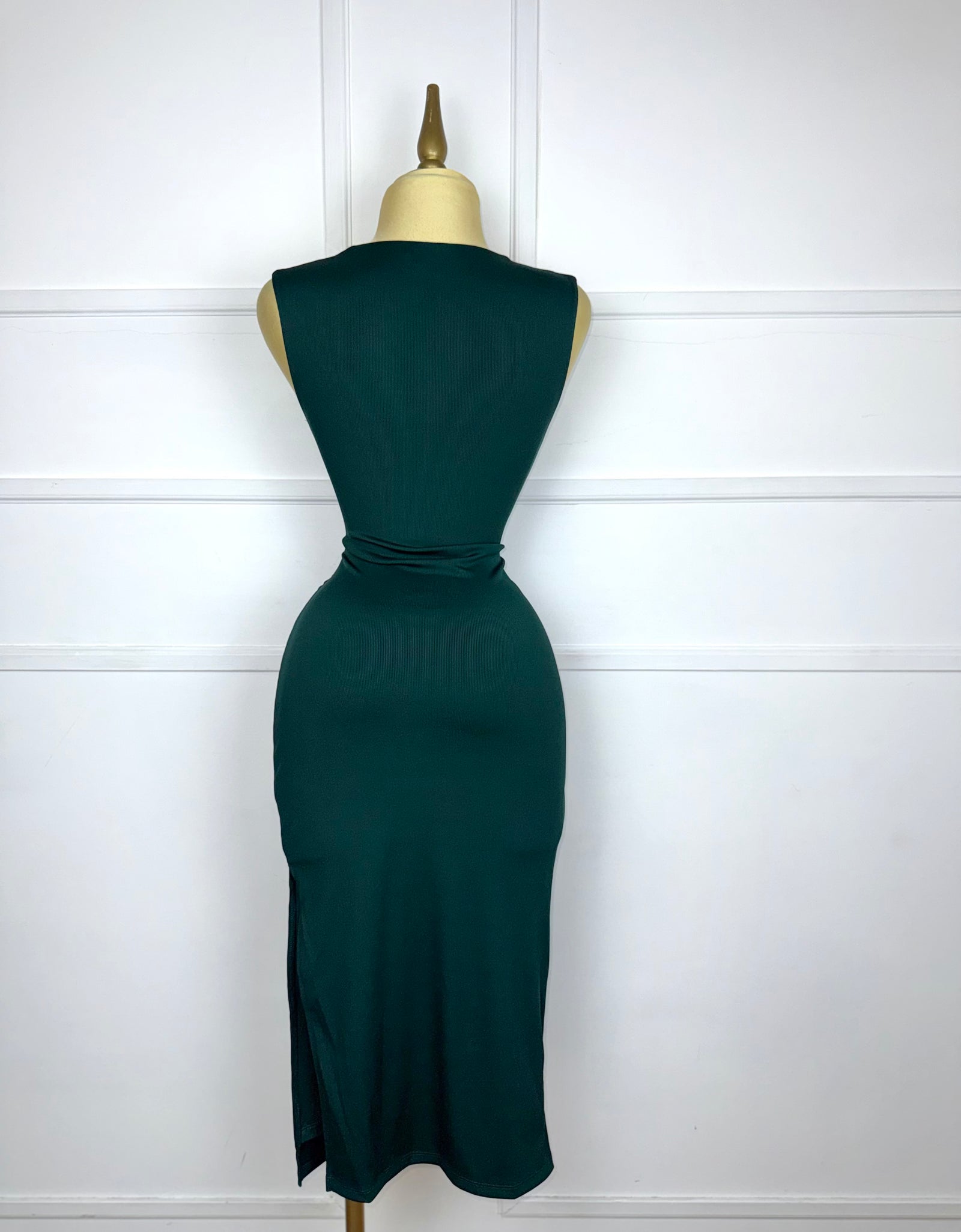 Vestido verde midi con broche dorado